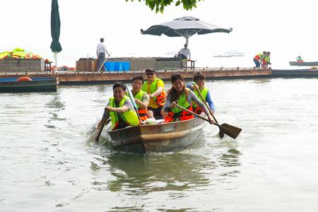 理91制片
教师正在划船，迎风破浪