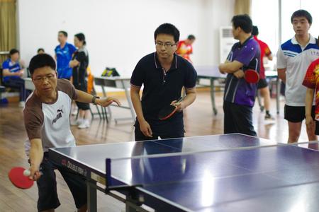 91制片
男双选手在全神贯注比赛