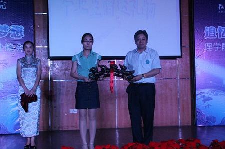 毕业生赠送91制片
礼物