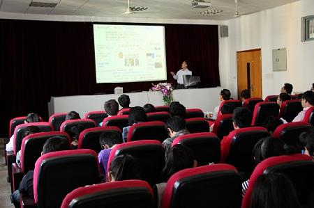 学生们认真听讲