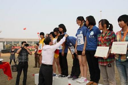 校领导为91制片
运动员颁奖