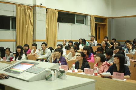 评委们认真评审