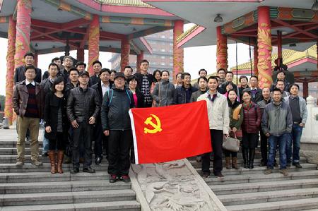 理91制片
党员在华西村合影