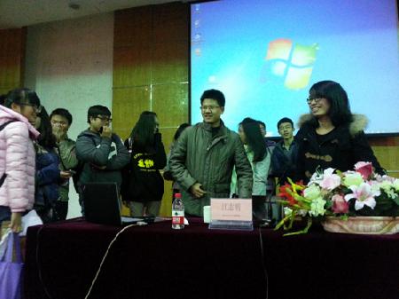 结束后与同学交流