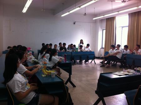 新生进行自我介绍2