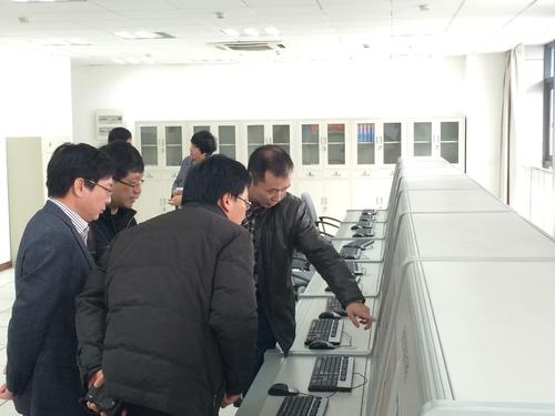 专家组观看卫星遥感系统演示