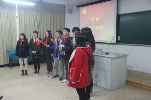 学员们进行歌曲表演