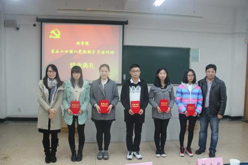 优秀学员与颁奖嘉宾合影