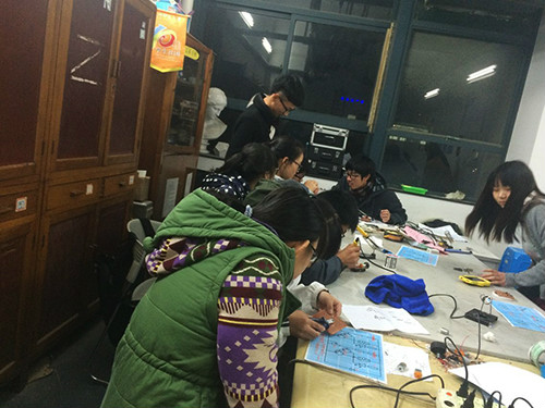 参赛者实验室制作小车1