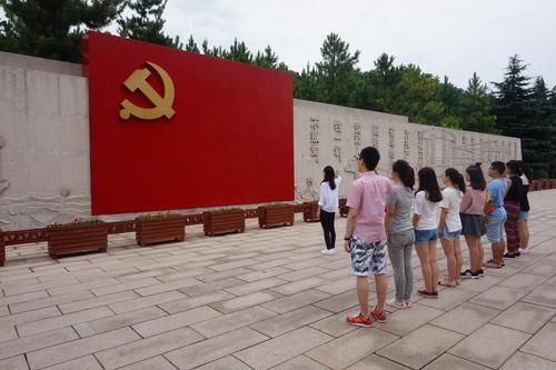 在宣誓墙前重温入党誓词