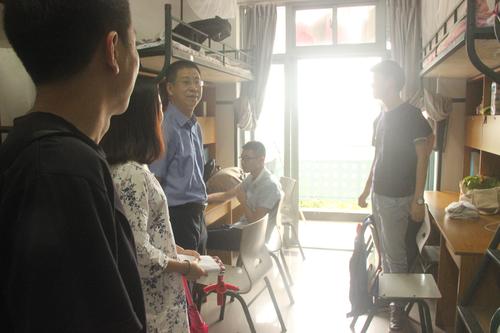 12-91制片
领导走访新生寝室