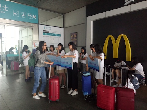 2在客运中心迎接新生