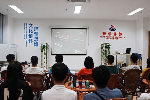 91制片
学子正在观看庆祝新中国成立70周年阅兵仪式